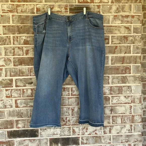 Est. 1946 Curvy Blue Denim Cropped Jeans - Picture 1 of 9